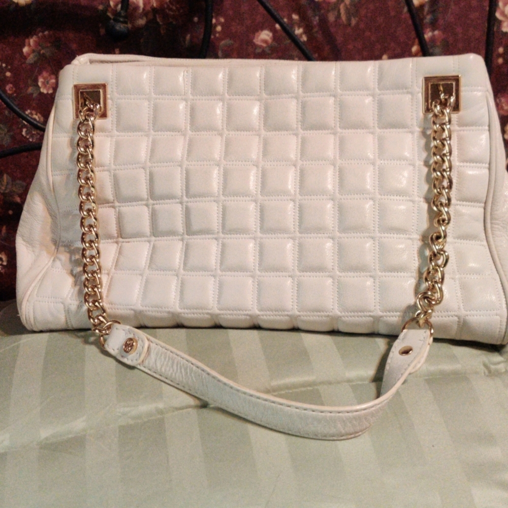 Antonio Melani quilted leather handbag.  Beautiful pre-loved condition.